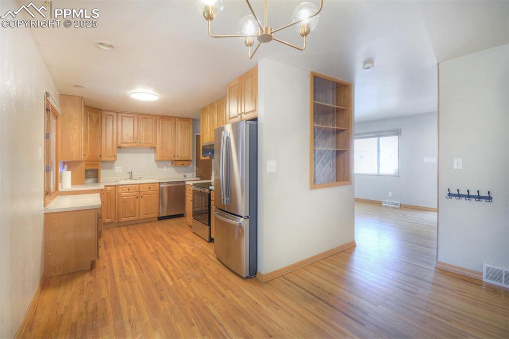 Image 7 of 31: Kitchen