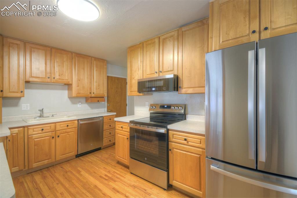 Image 8 of 31: Kitchen