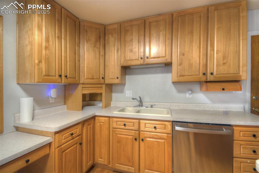 Image 9 of 31: Kitchen