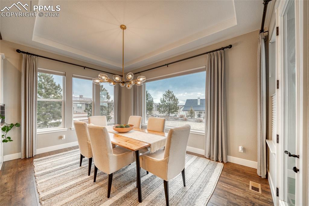 Image 14 of 50: Dining Area