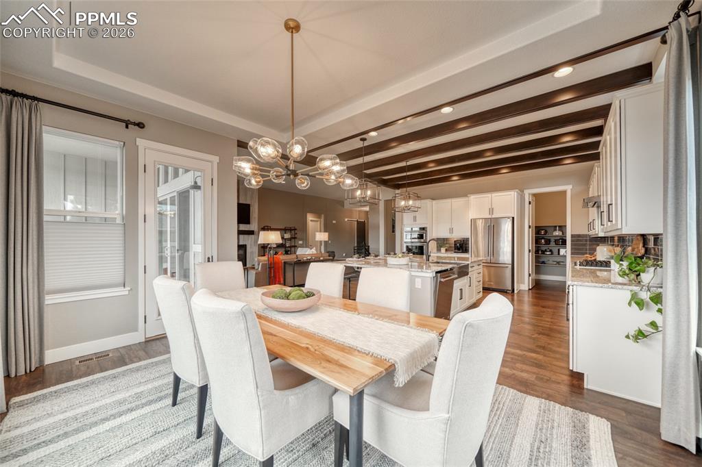 Image 15 of 50: Dining Area