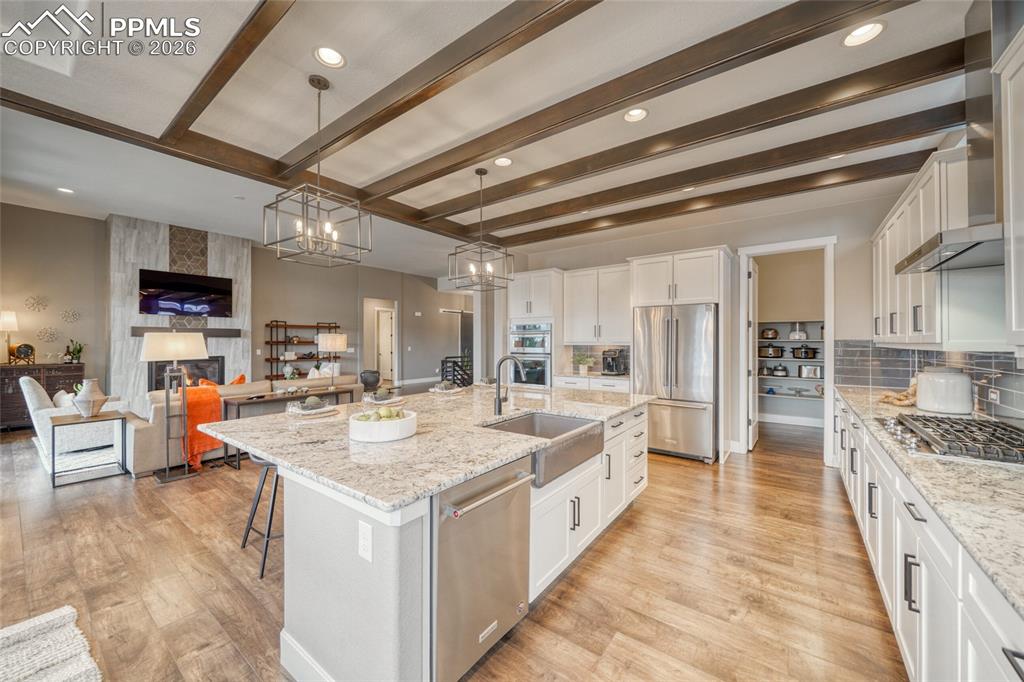 Image 16 of 50: Kitchen