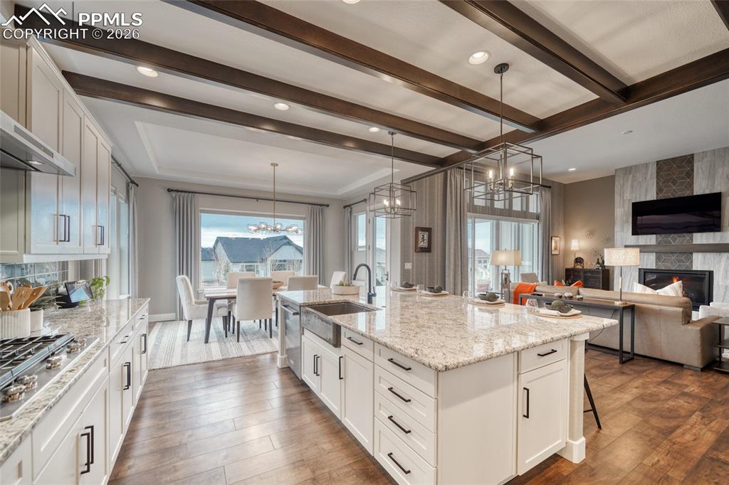 Image 18 of 50: Kitchen