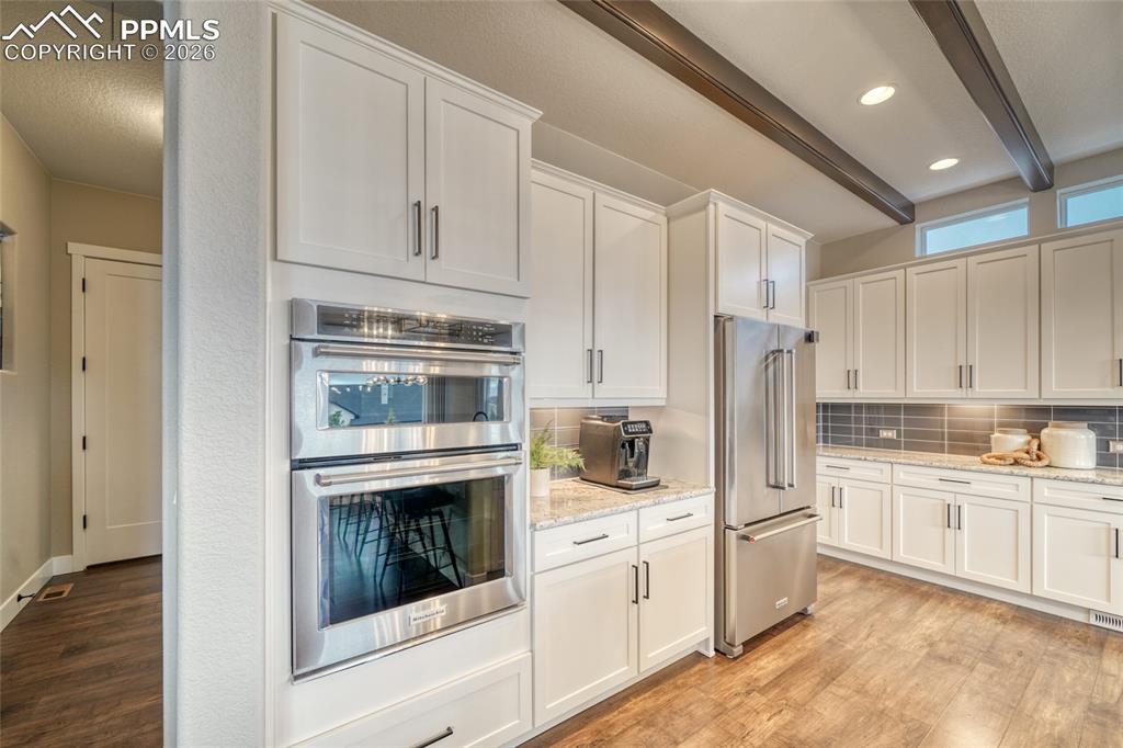 Image 19 of 50: Kitchen