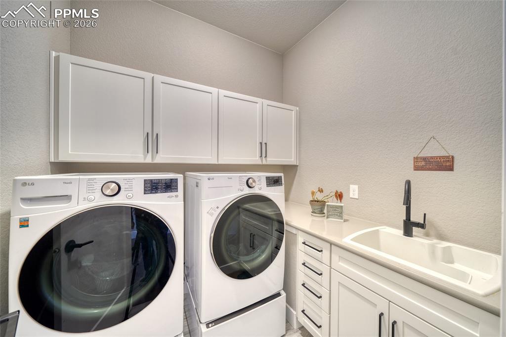 Image 25 of 50: Laundry