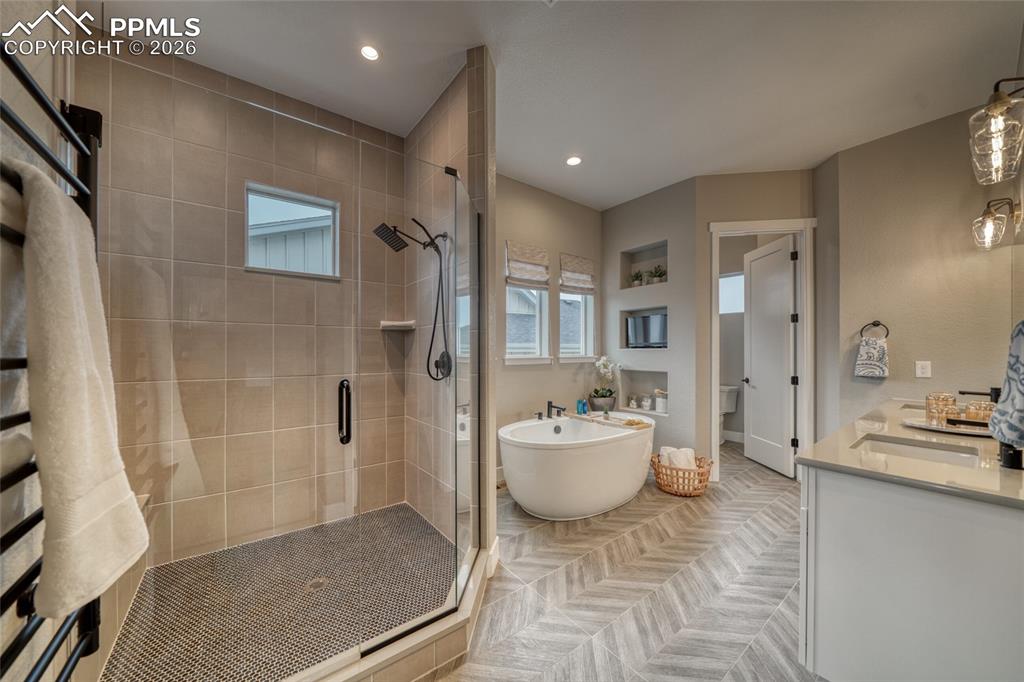 Image 30 of 50: Bathroom