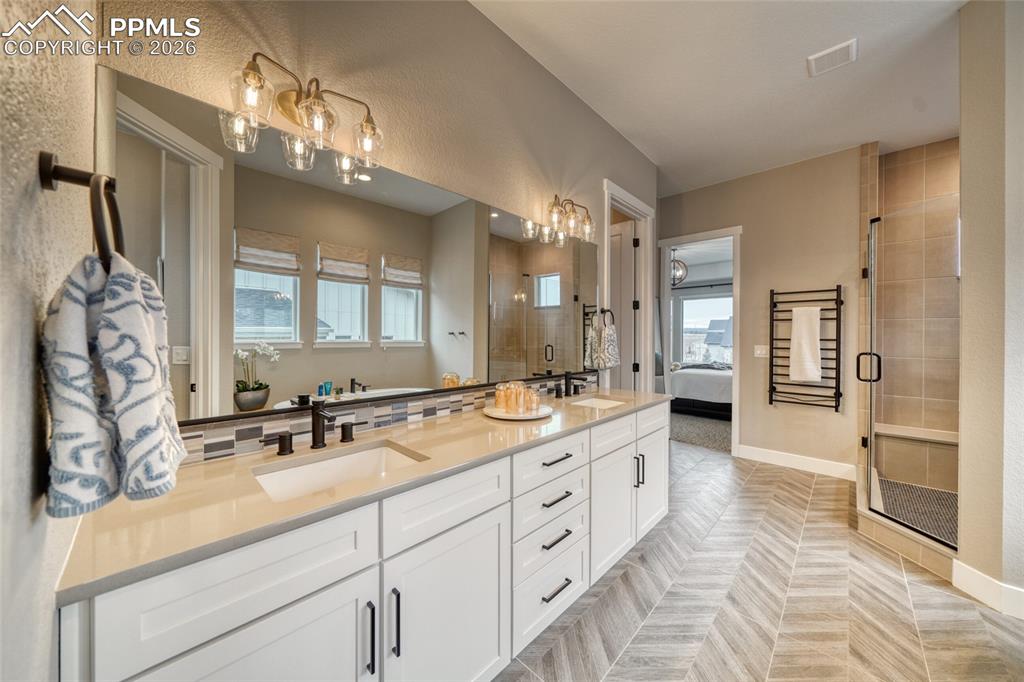 Image 31 of 50: Bathroom