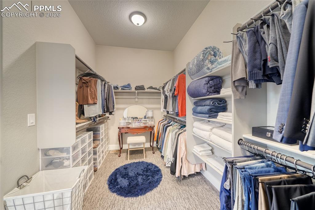 Image 32 of 50: Closet