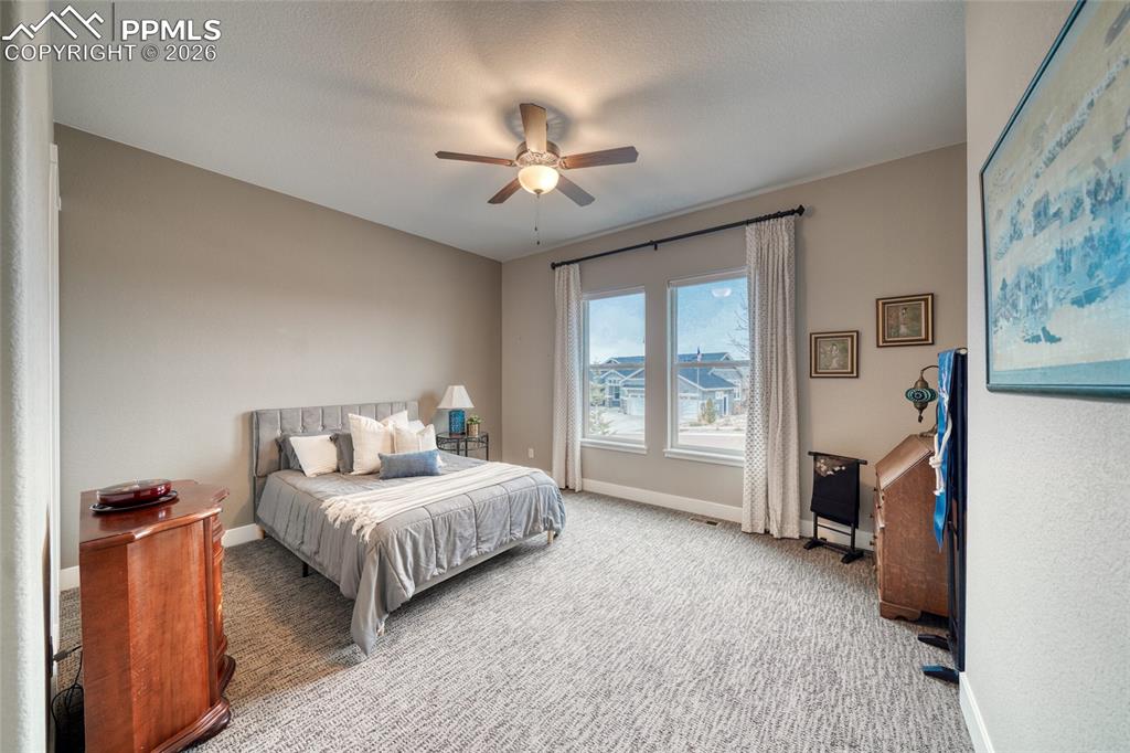 Image 33 of 50: Bedroom