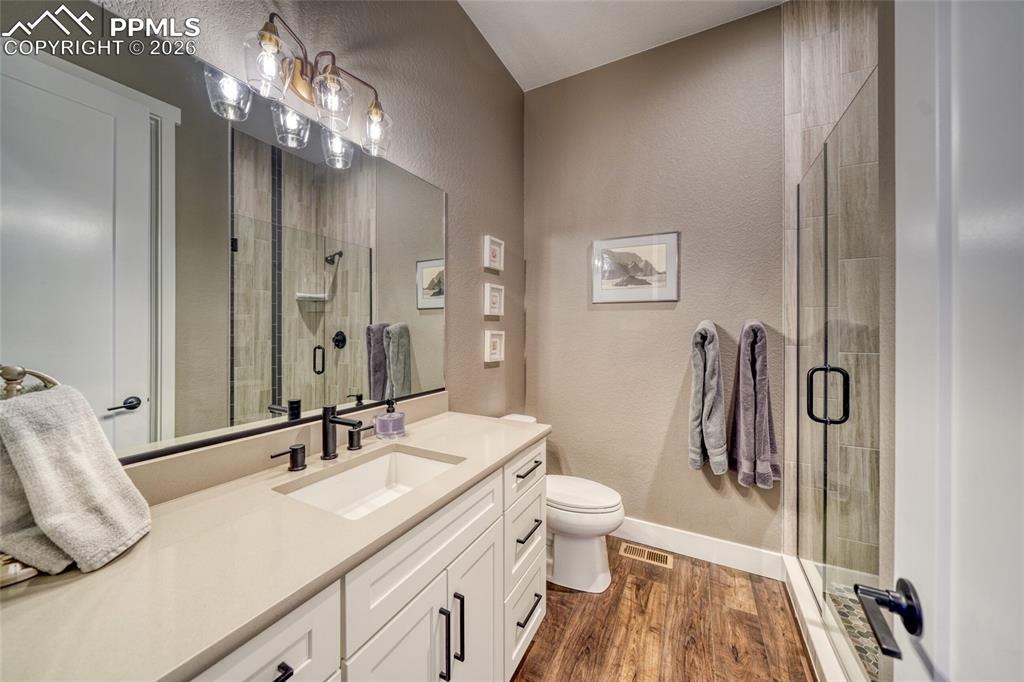 Image 34 of 50: Bathroom