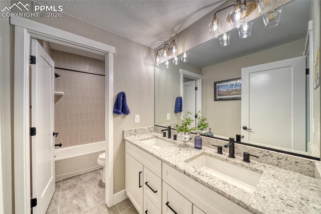 Image 39 of 50: Bathroom