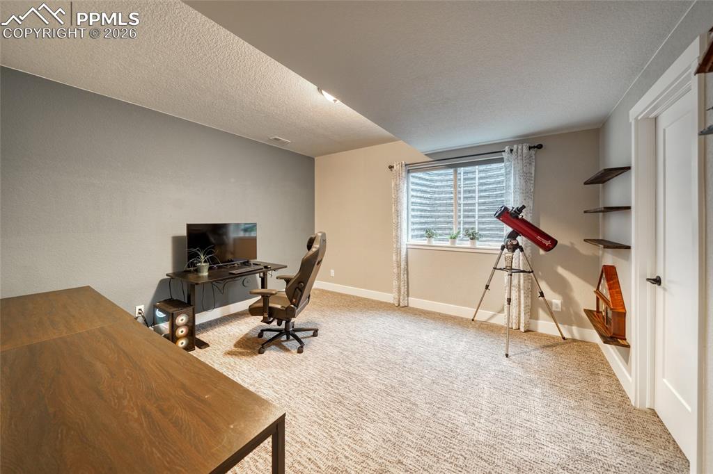 Image 40 of 50: Office