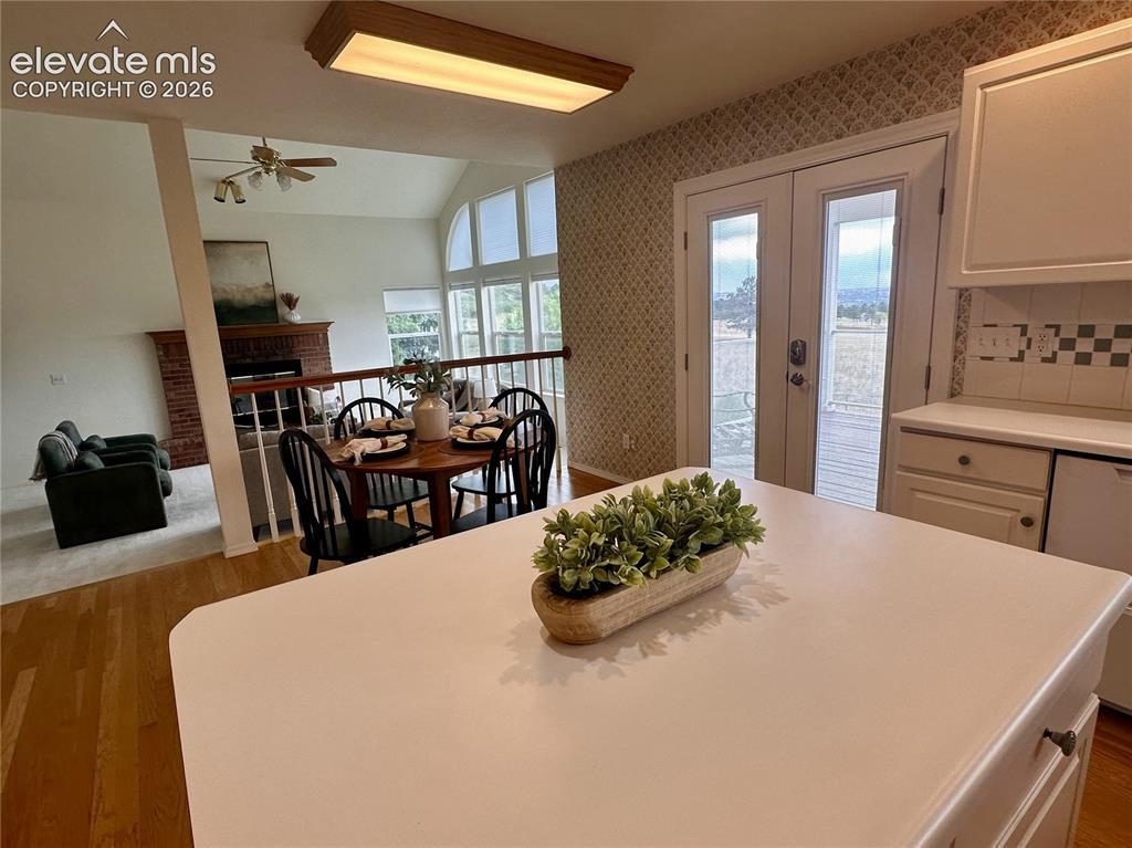 Image 12 of 50: Island with bar top