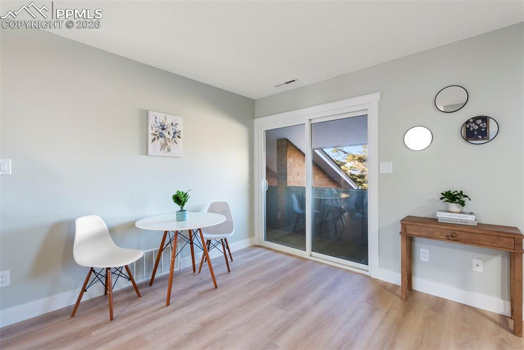 Image 13 of 27: Dining Area