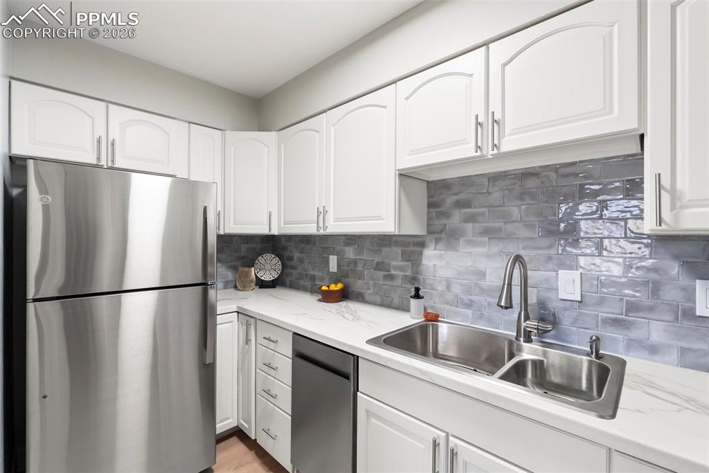 Image 14 of 27: Kitchen