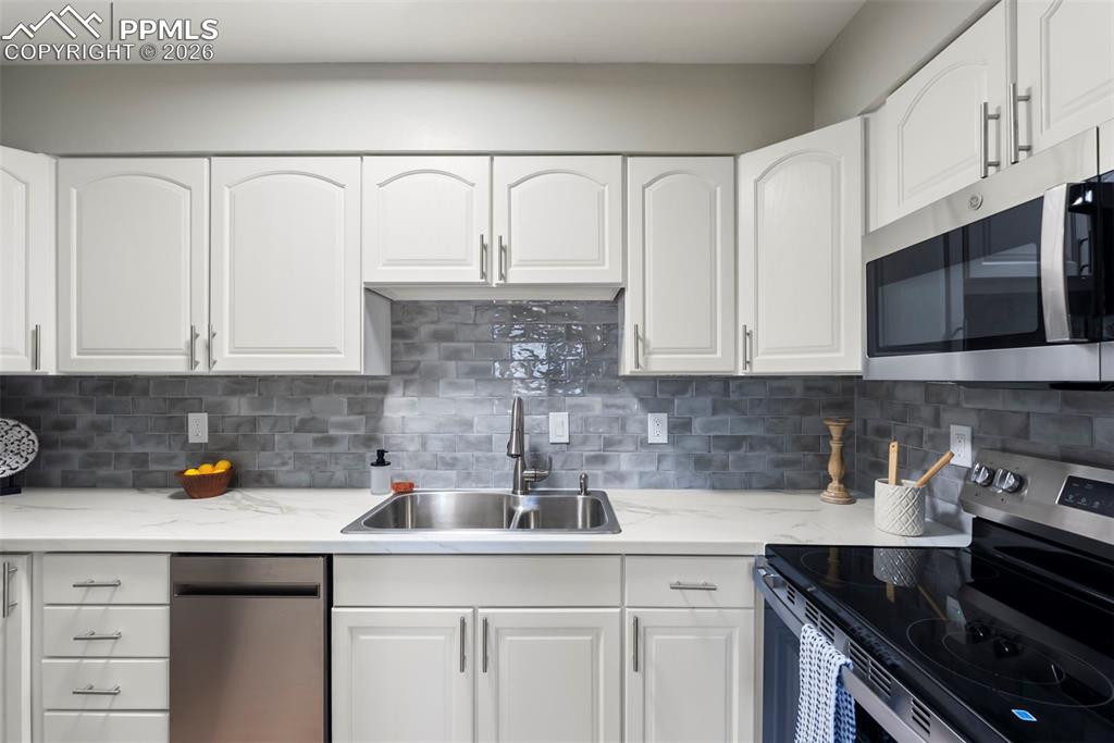 Image 15 of 27: Kitchen