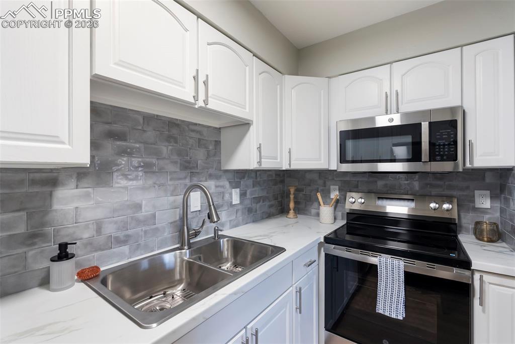 Image 16 of 27: Kitchen