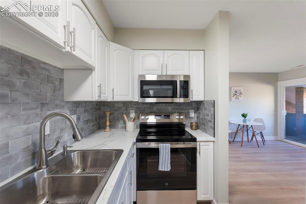 Image 18 of 27: Kitchen