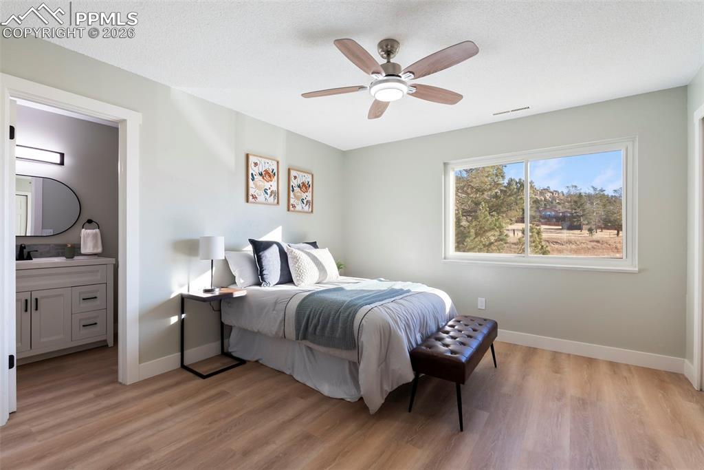 Image 19 of 27: Bedroom