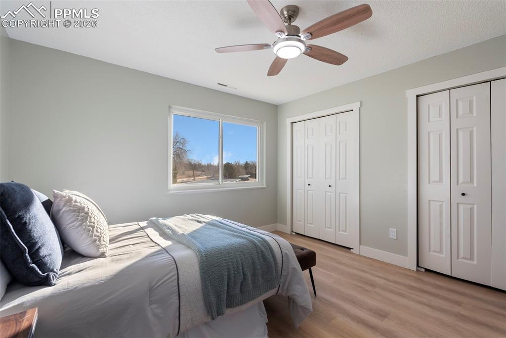 Image 21 of 27: Bedroom