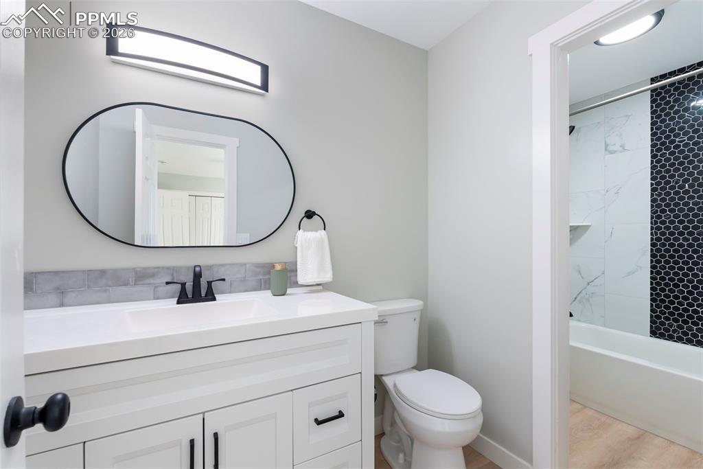 Image 22 of 27: Bathroom