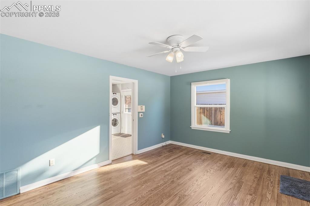 Image 14 of 31: Living Room