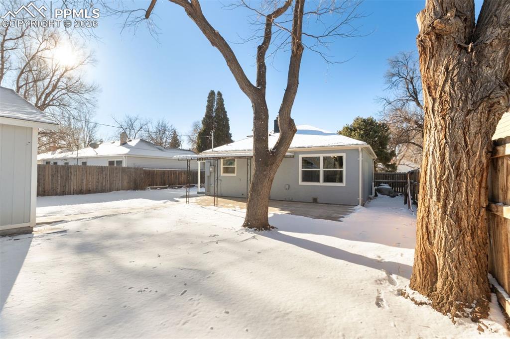 Image 19 of 31: Large fully fenced back yard with covered patio.