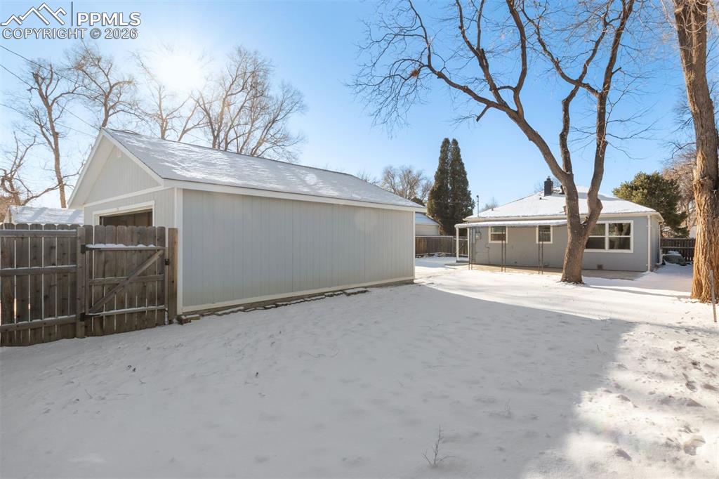 Image 22 of 31: Back of Structure