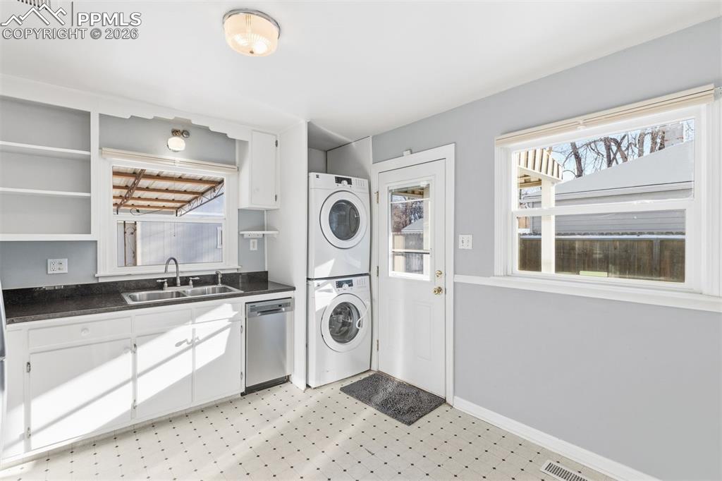 Image 4 of 31: Kitchen