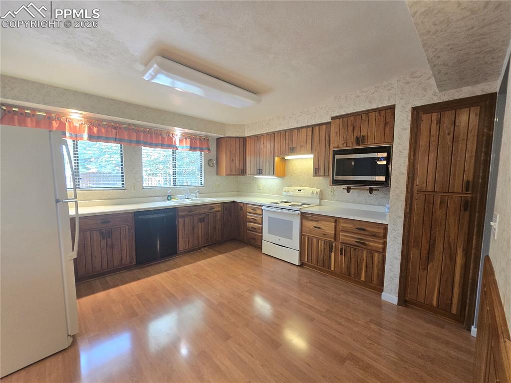 Image 13 of 22: Kitchen