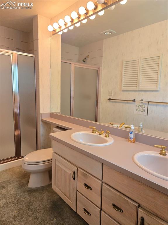 Image 14 of 22: Bathroom