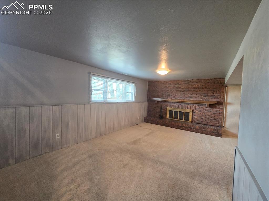 Image 19 of 22: Living Room