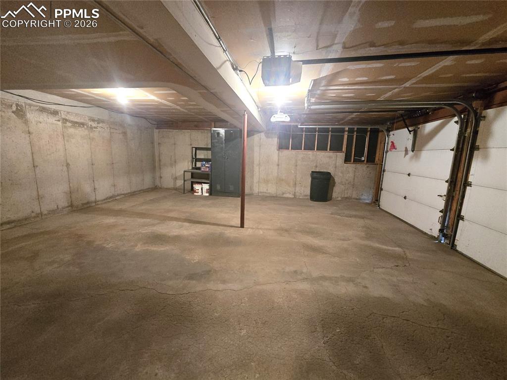 Image 22 of 22: Garage