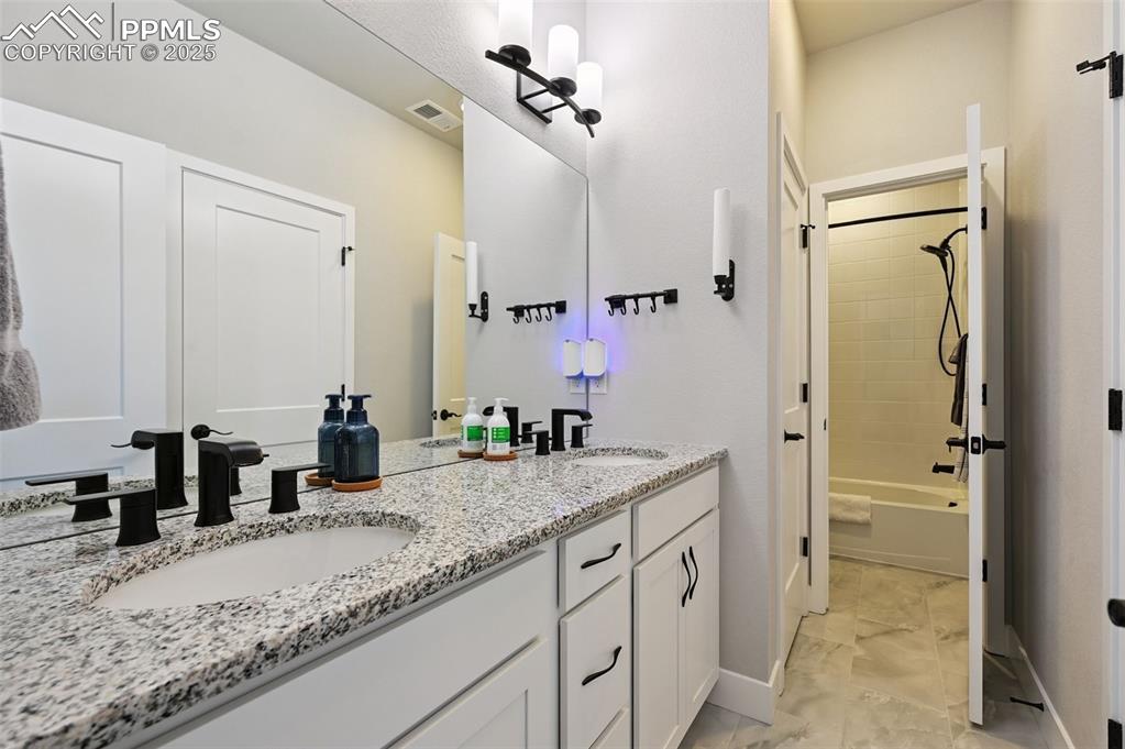 Image 21 of 38: Bathroom