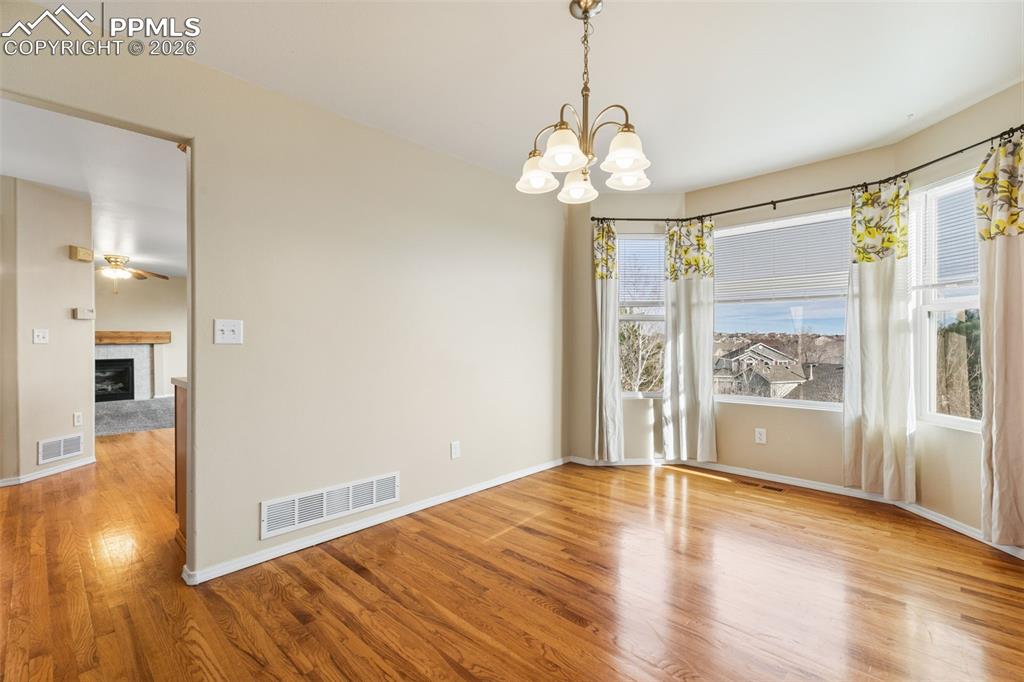 Image 11 of 50: Dining Area