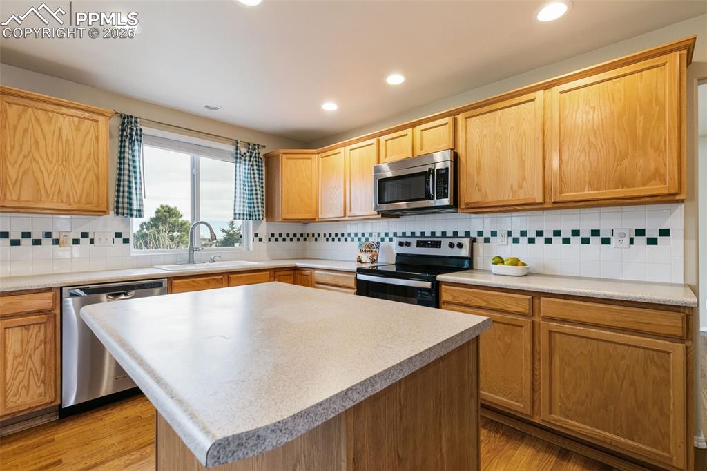 Image 17 of 50: Kitchen