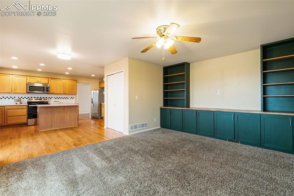 Image 21 of 50: Kitchen