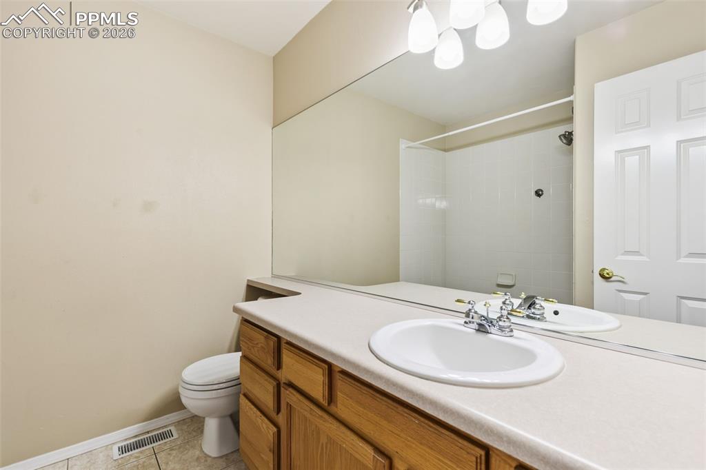 Image 34 of 50: Bathroom