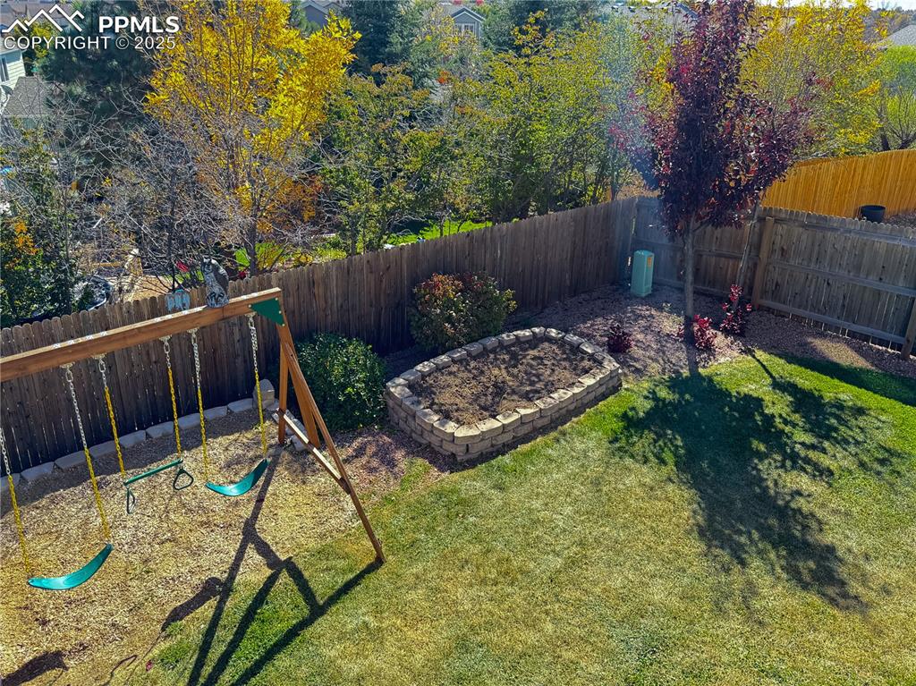 Image 47 of 50: Yard