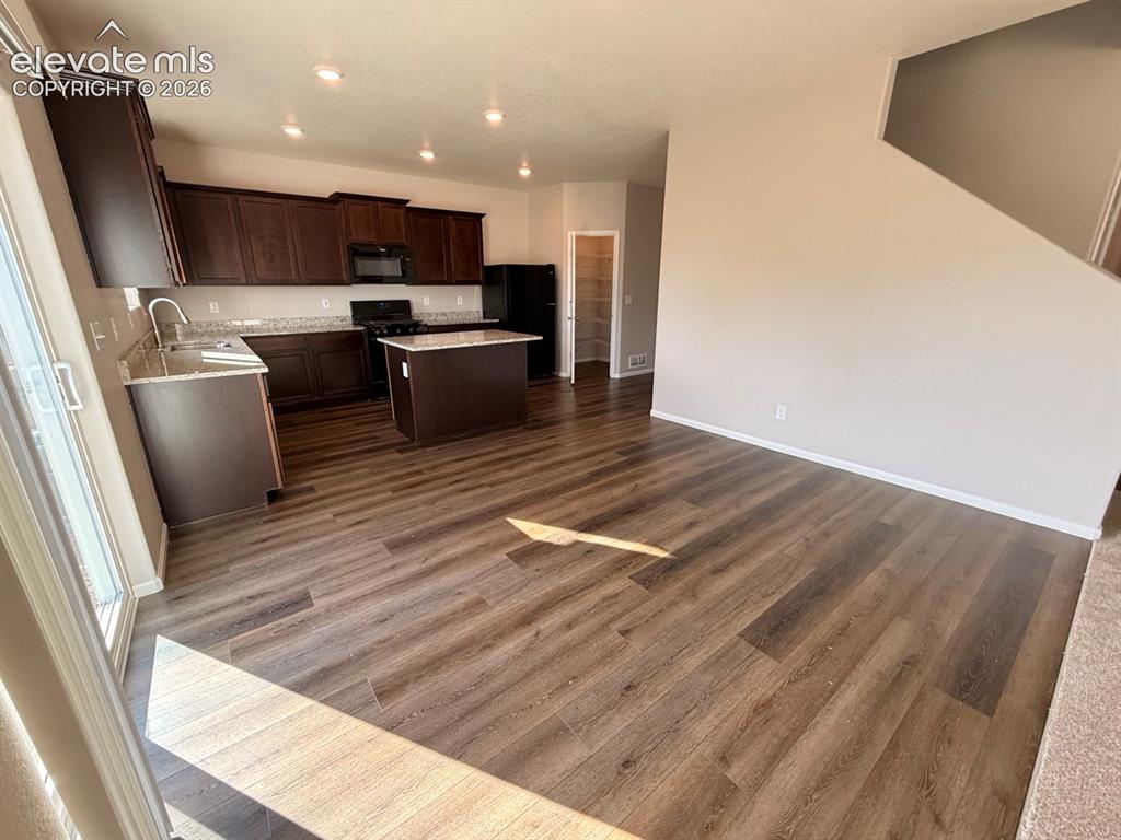 Image 15 of 49: Dining Area