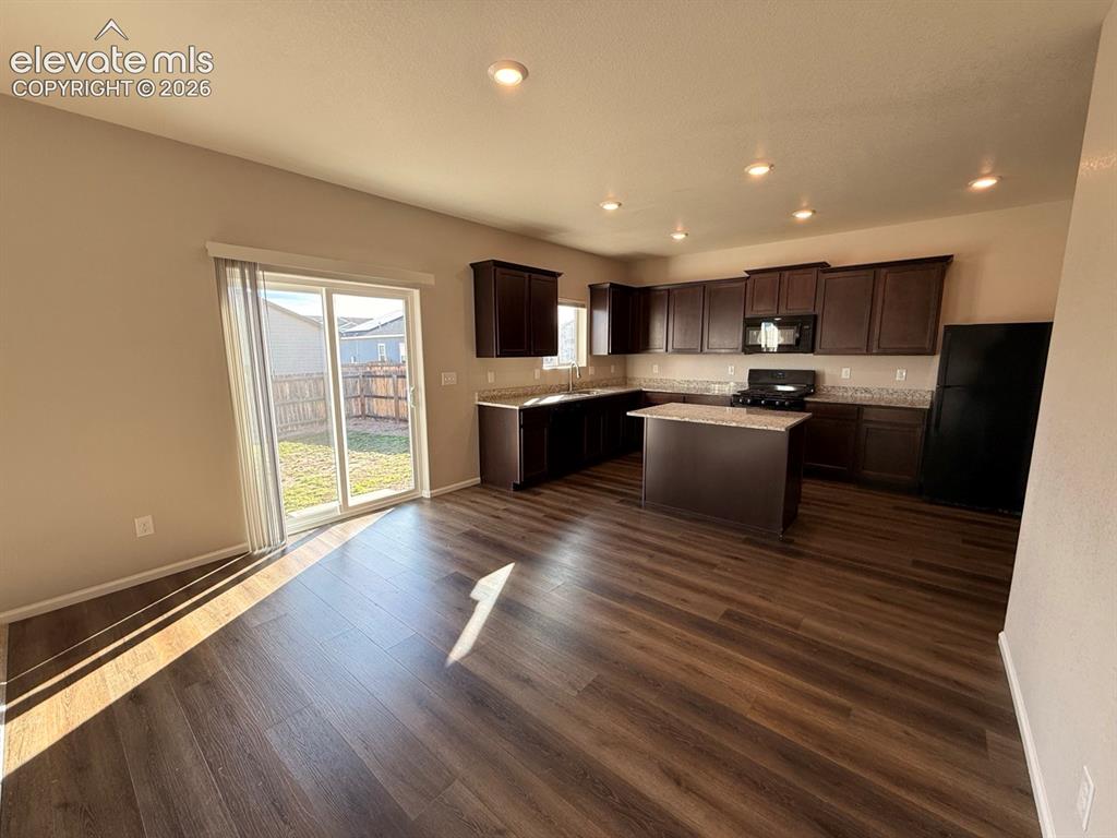 Image 16 of 49: Dining Area