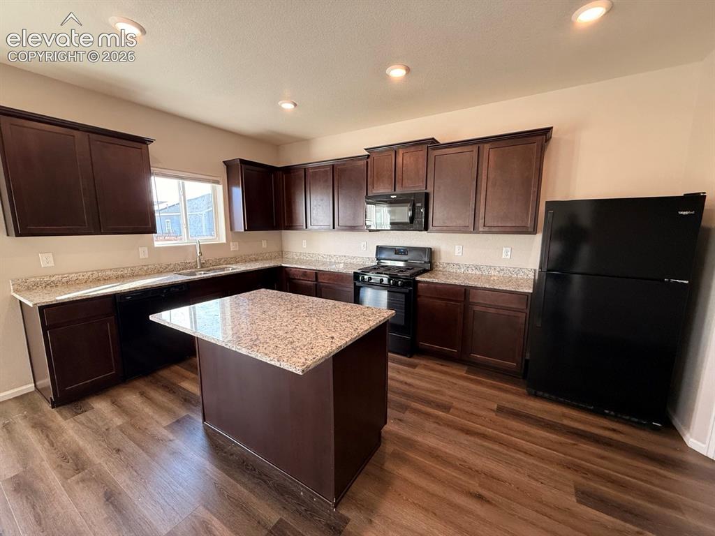 Image 18 of 49: Kitchen