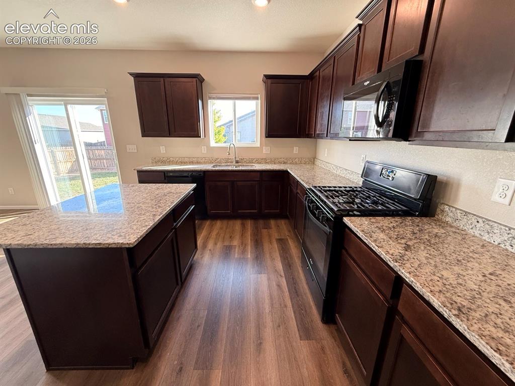 Image 19 of 49: Kitchen