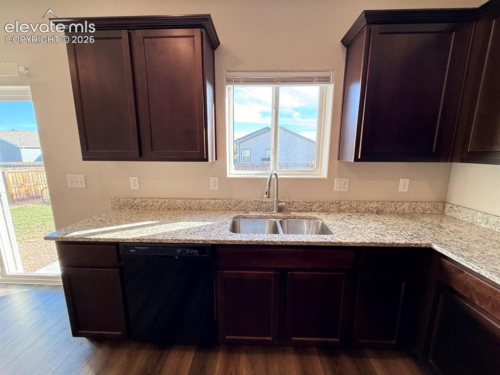 Image 21 of 49: Kitchen