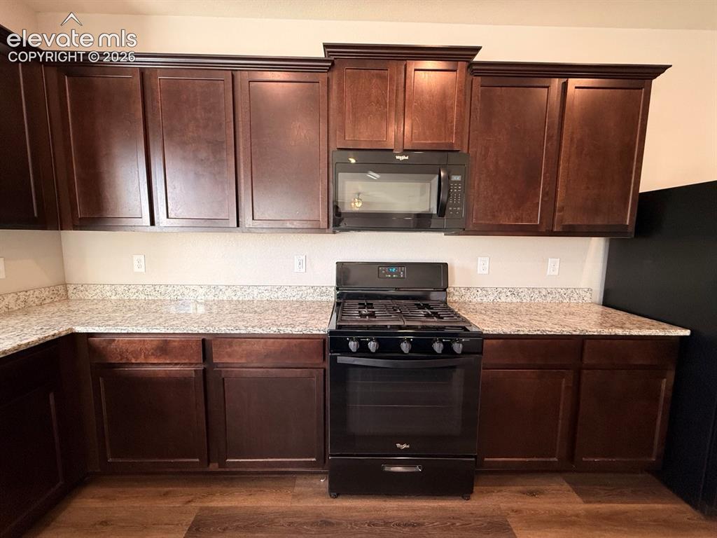 Image 22 of 49: Kitchen