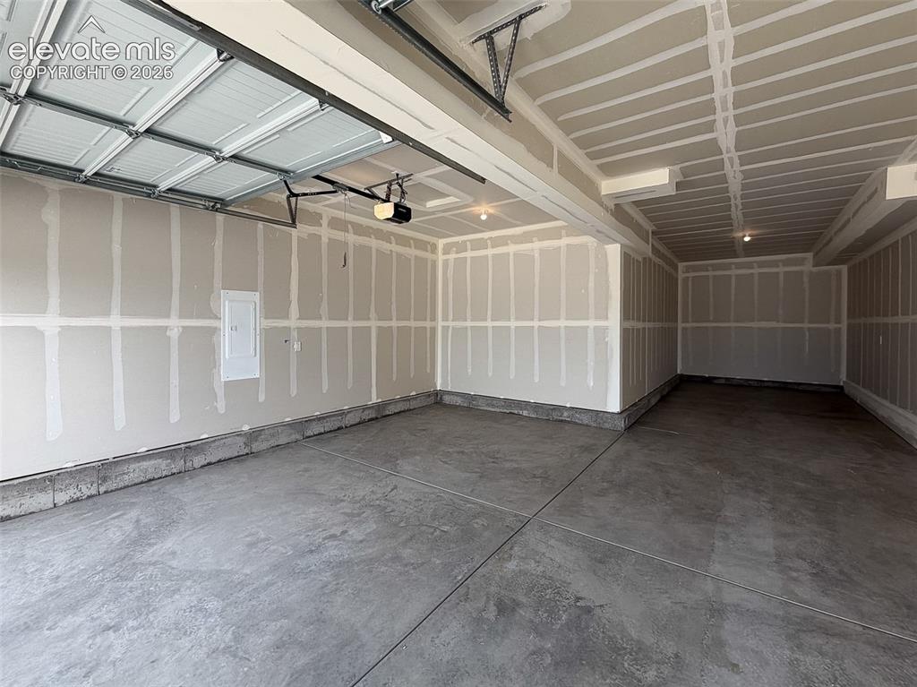 Image 40 of 41: Garage