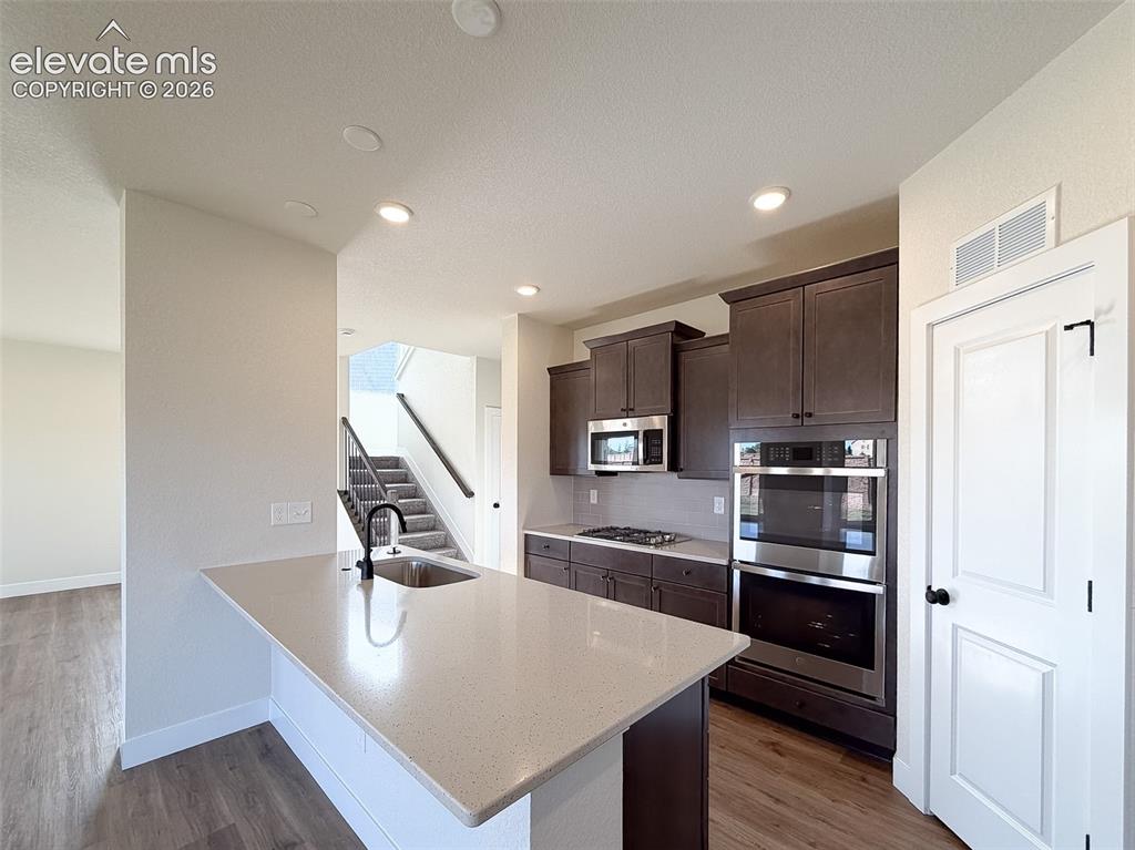 Image 7 of 41: Kitchen