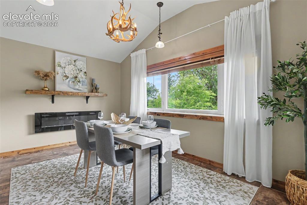 Image 12 of 45: Dining Area