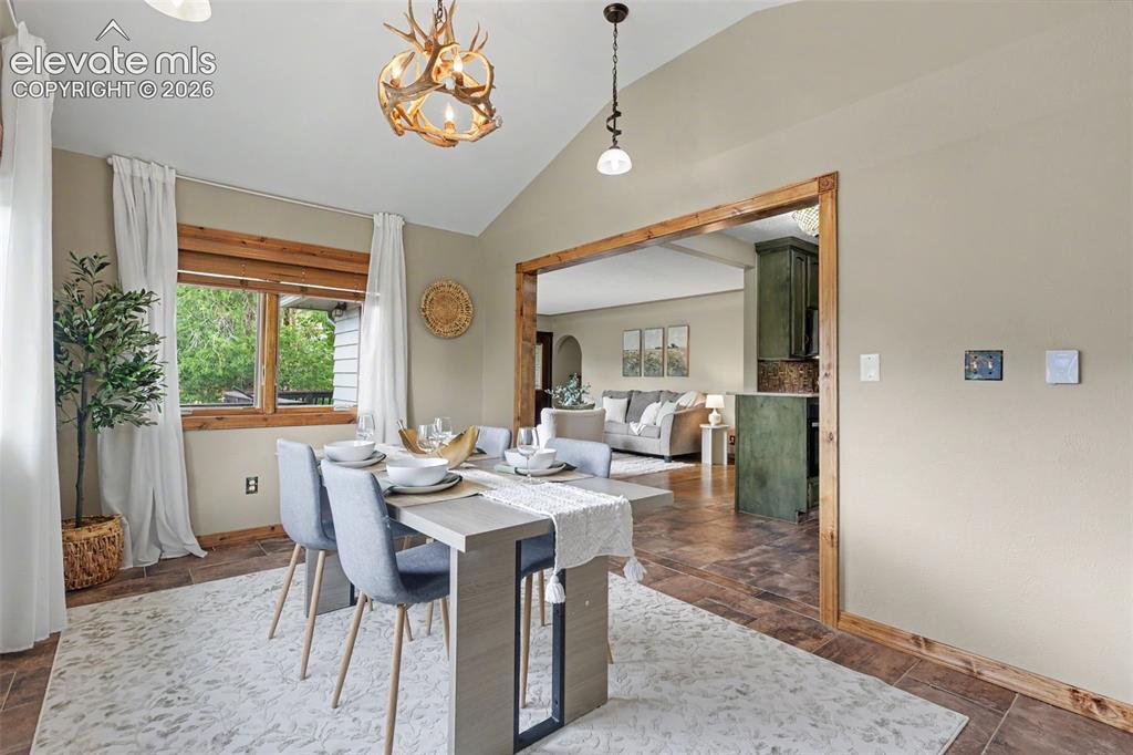 Image 13 of 45: Dining Area