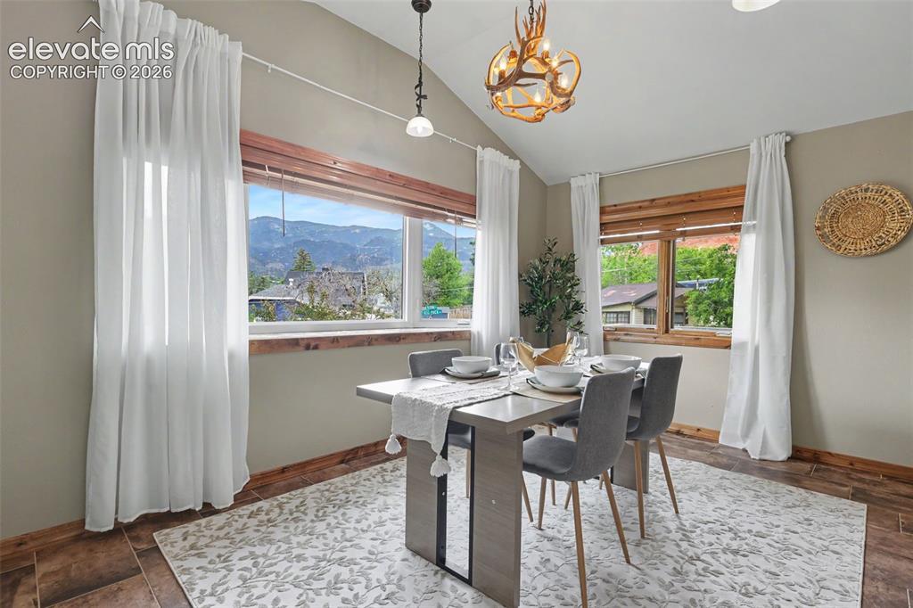 Image 14 of 45: Dining Area